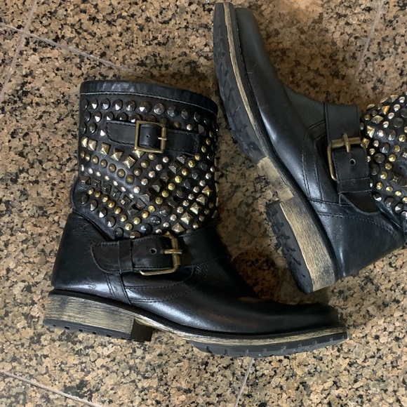 Steve Madden 💖 metal bits boots. - Picture 3 of 10